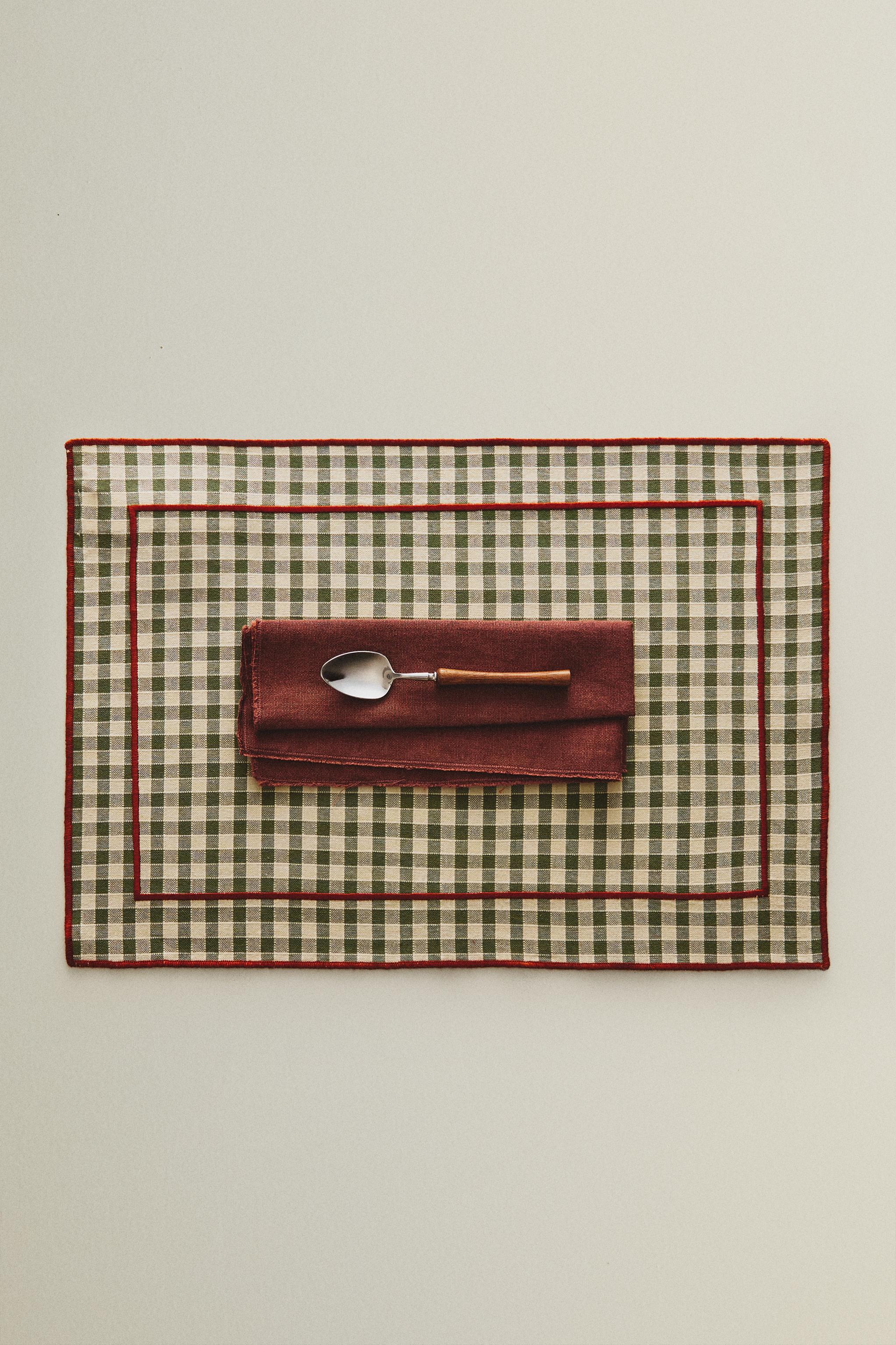 CHECK AND TOPSTITCHED PLACEMAT
